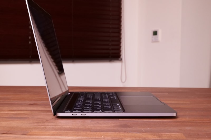 左側面。Thunderbolt 3対応のUSB Type-Cが2基あるのみ