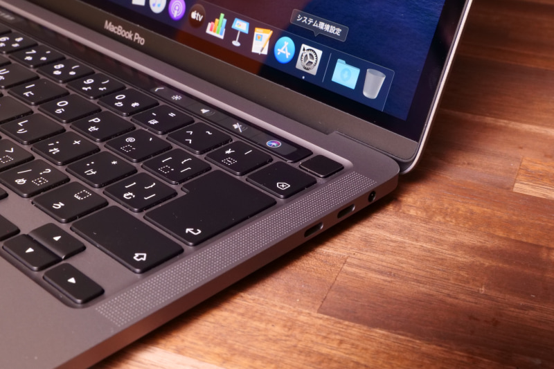 Escキーの反対側には、これまたTouch Barから独立したTouch ID(指紋認証)兼パワーボタンがある。Touch IDはログインのほか、環境設定変更時やApple Pay利用時の認証を高速化するのにも使える