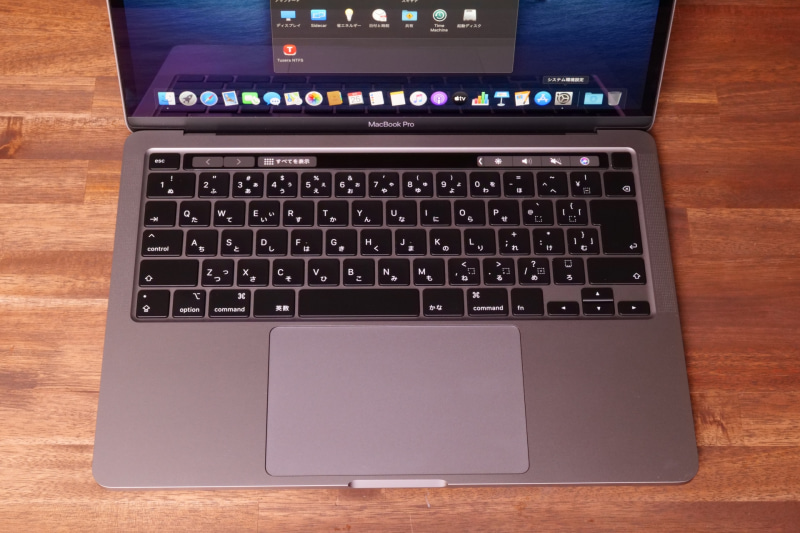 AppleのJIS配列だとAの隣にCtrlキーが標準なのは評価すべきところだ(OSの設定で修飾キーは配置を入れ替えられる)。BackSpaceが隣のキーと合体しているようなやりくり感がないのも良い