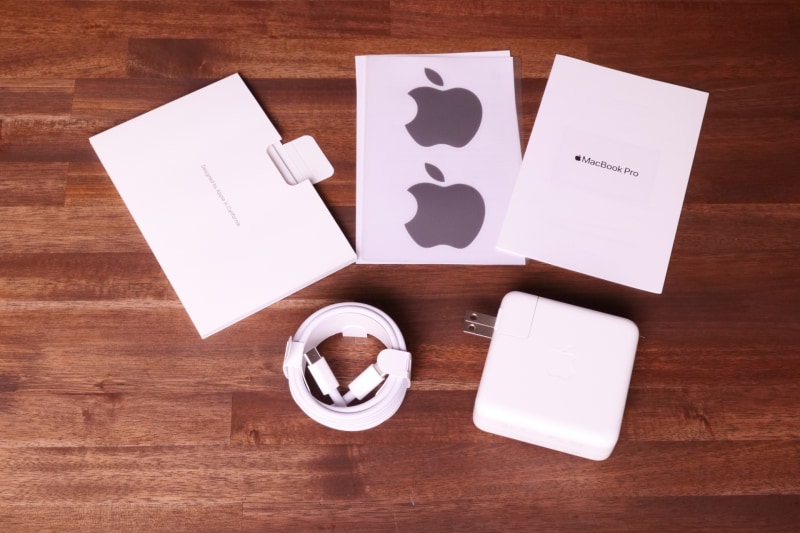 付属品一式。最小限の解説とステッカー、充電器とType-Cケーブルで構成されている