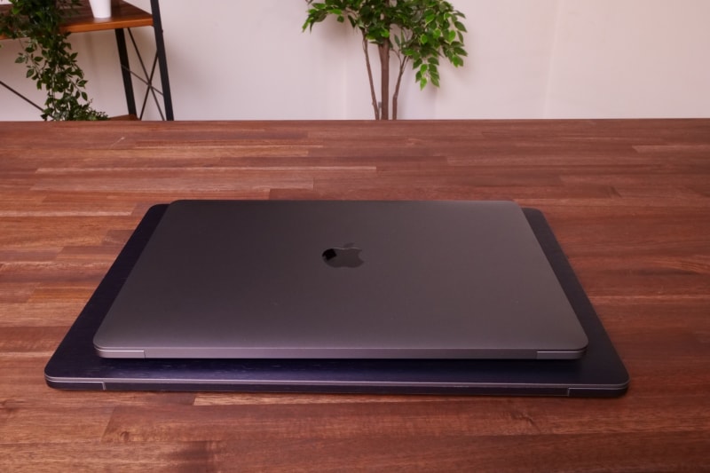 重ねた状態を別のアングルから。厚みは16インチモデルよりわずかに(0.76mm)薄い