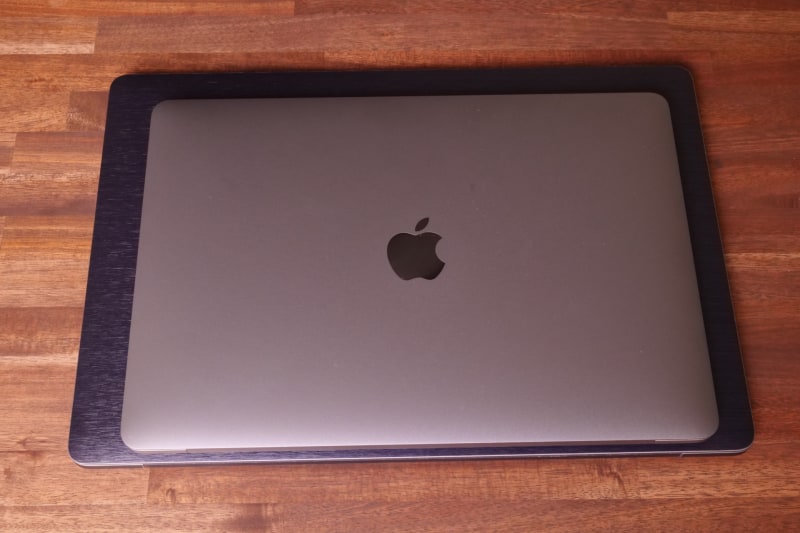 筆者のMacBook Pro 16インチモデルと重ねてみた。ヒンジ側の辺を基準にした時両サイド約25mmずつ、上側は約33mm小さい。カバンに入れるときの参考になれば幸いだ