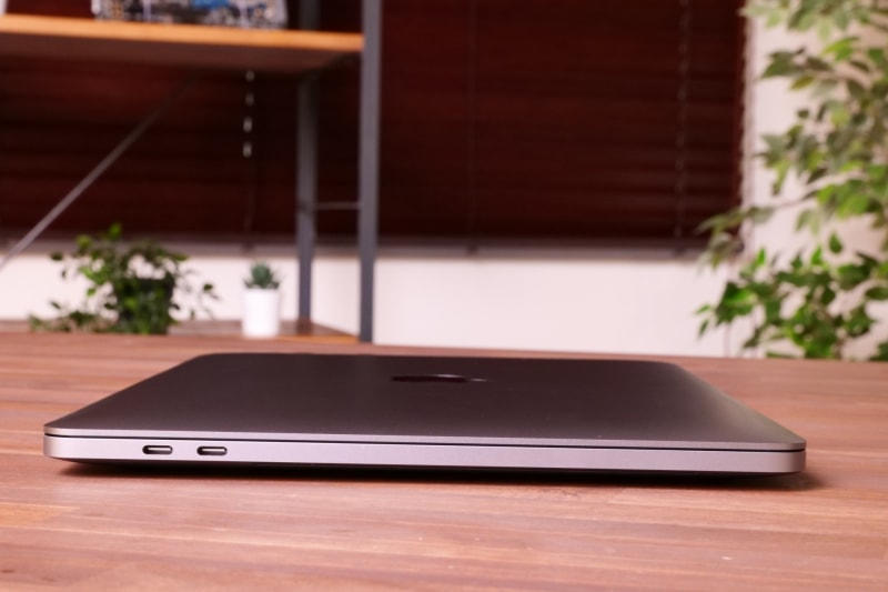 液晶を閉じた状態。前モデルより厚くなったため、旧モデル用のハードシェルケースは使い回せないのが残念