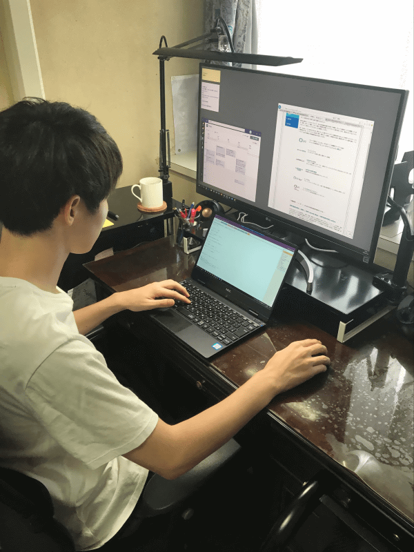 Microsoft Teamsを活用して在宅勤務。自宅で作業しやすい環境を整えている