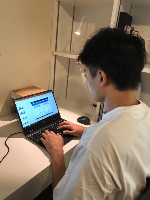 在宅勤務を行なう新入社員の様子