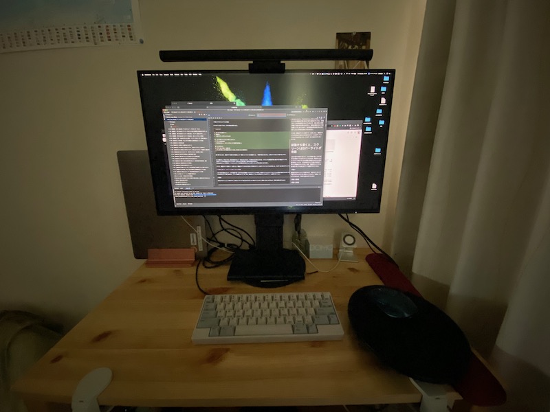 使用前。カメラの露出補正があるせいで、実際にはそんなに明るくない