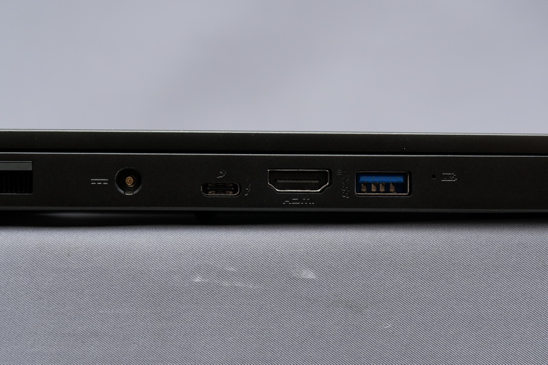 左側面には、電源コネクタ、Thunderbolt 3、HDMI、USB 3.2 Gen2 Type-Aの各ポートを用意
