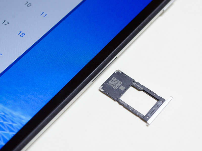 microSDカードスロット付近。イジェクトピンを使うタイプ