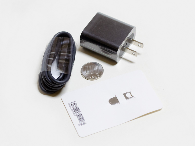 付属品。ACアダプタのサイズは約42×40×25mm(幅×奥行き×高さ)、重量38g、出力5V/2A。Type-A/Type-Cケーブル、イジェクトピン