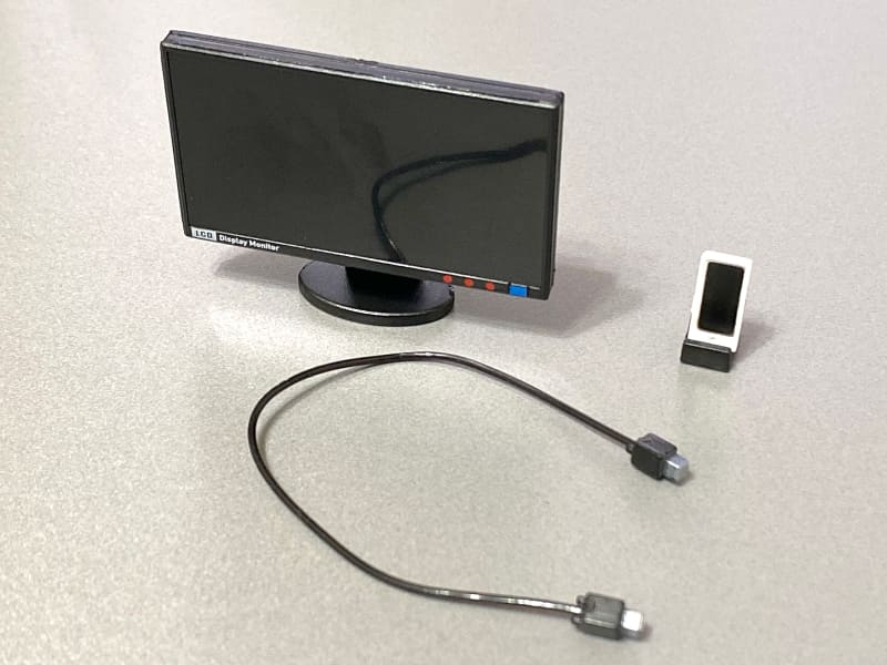 「モニター&スマホ」。縮尺から察するに24～27型クラスのようだ