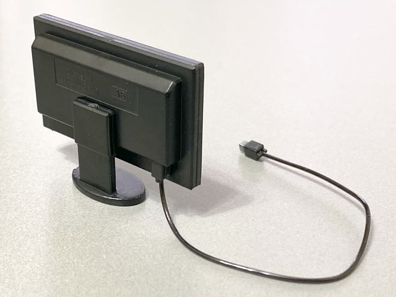 背面。ケーブルもきちんと接続できる。角度調整や上下昇降はしない