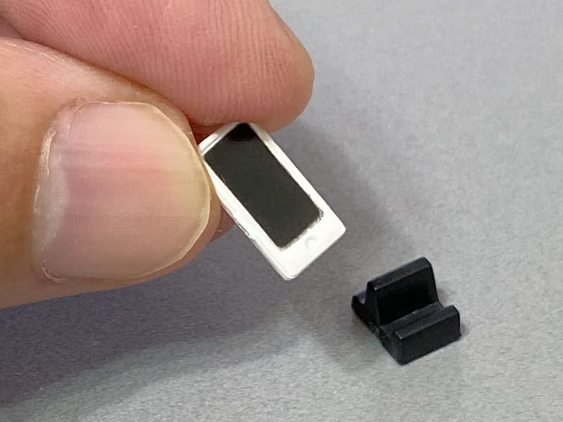 おまけのスマホ。スタンドも付属するなど芸が細かい