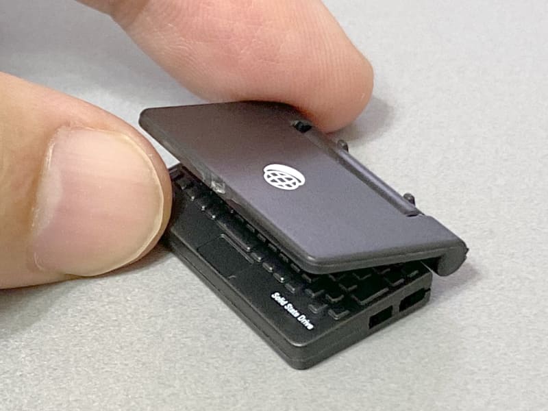 ヒンジは可動式で、上蓋を本物と同様に開閉できる。ややPDAっぽい趣もある