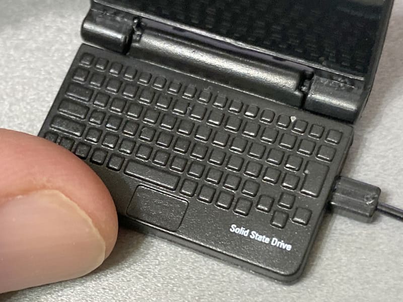 キーを数えたところ84キーあった。右下の印字を見る限り、SSD搭載モデルのようだ