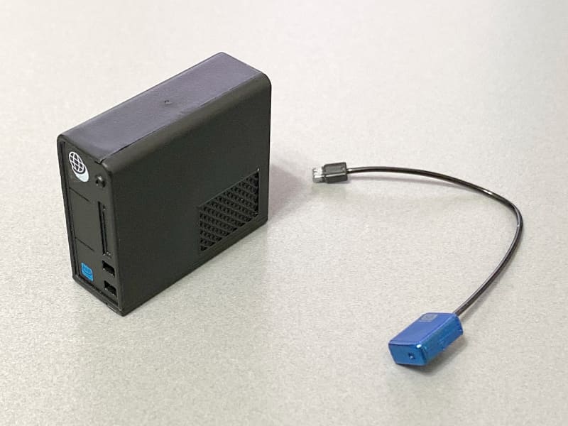 「デスクトップ&ポータブルHDD」。正面にはインテルならぬ「Install」ロゴがある