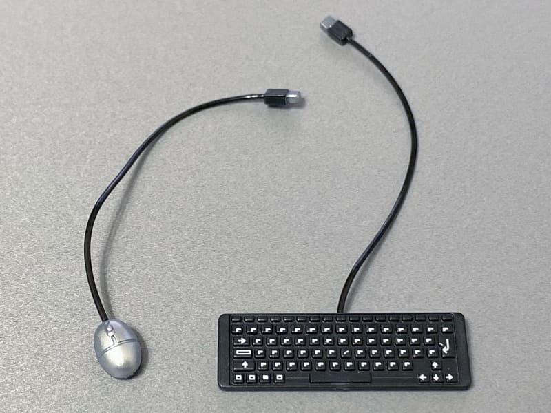 「キーボード&USBマウス」。マウスの色が敢えてシルバーなのが面白い