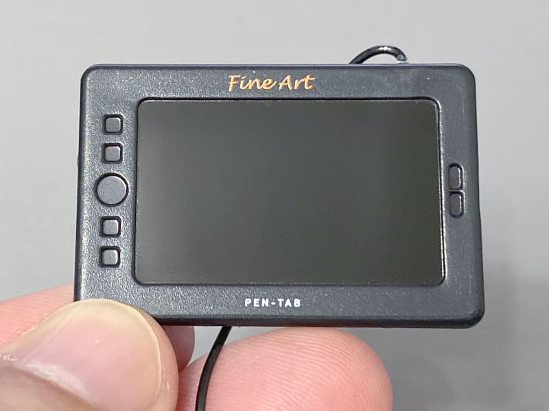 ペンタブの画面とベゼル部で表面加工が異なるところに並々ならぬこだわりを感じる
