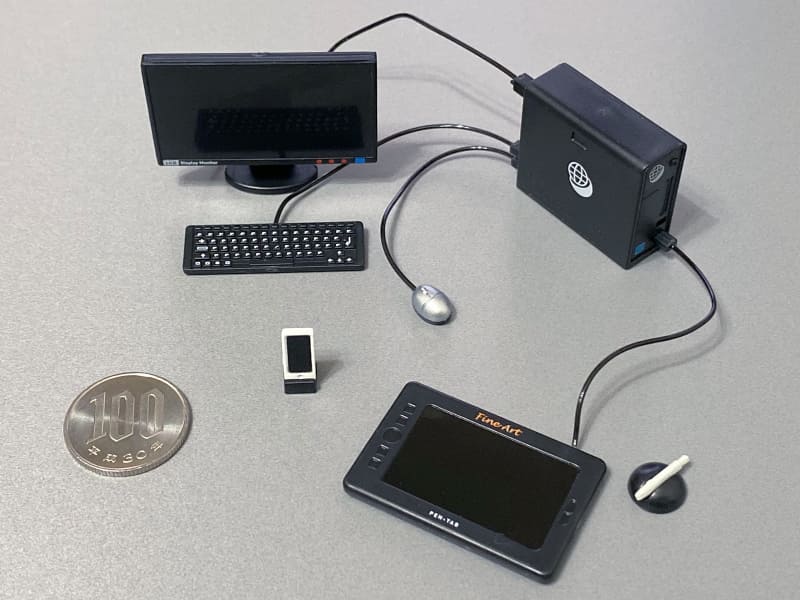 各デバイスは相互に接続できる。スケールは統一されているようでサイズの違和感は少ない。左はサイズ比較用の100円玉