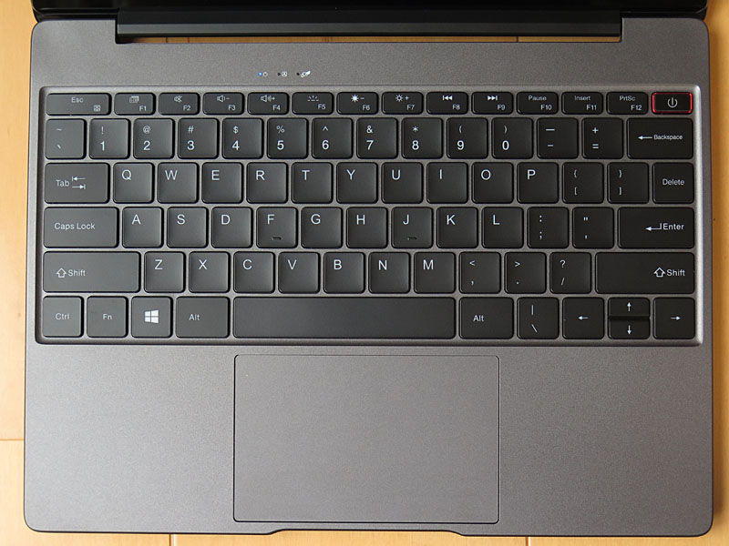 キーボード配列。DeleteキーはEnterの上にあるのがネック。また、ファンクションキーもFnキーと同時に押す必要がある。電源ボタンも柔らかいので、誤爆に注意しなければならない