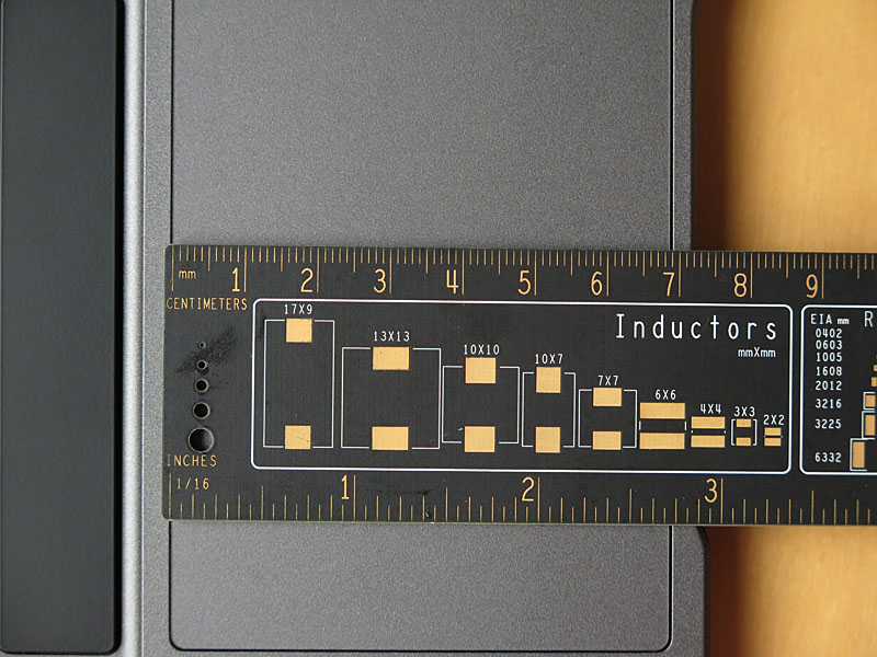 タッチパッドは110×69mm程度と大きいめだ