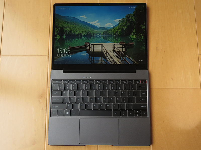 液晶は180度まで開くことができる