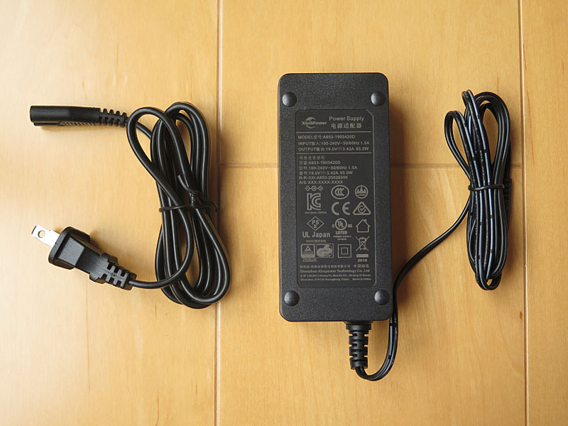 付属のACアダプタは65Wタイプ(プロトタイプのためPSEなどの表記はまだされていない)