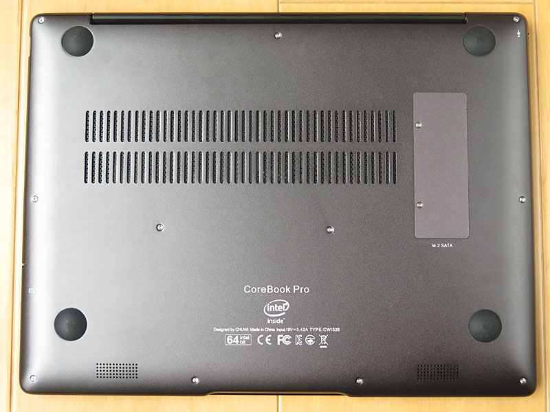 本体底面。M.2 SATA SSDを増設できる