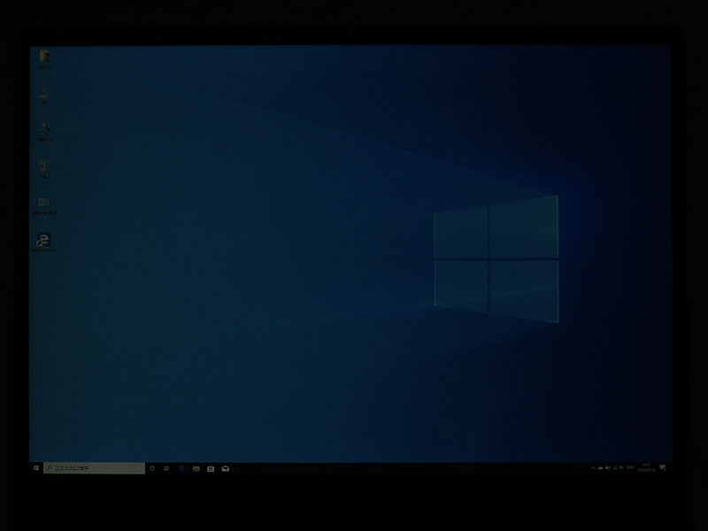 最小輝度も相当抑えられるため、暗闇のなかでの作業も目への負担が少ない