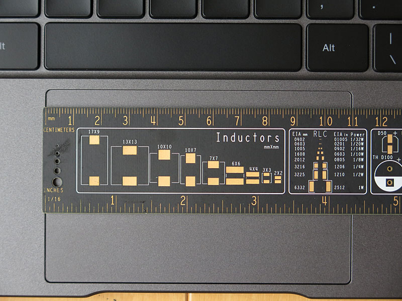 タッチパッドは110×69mm程度と大きいめだ