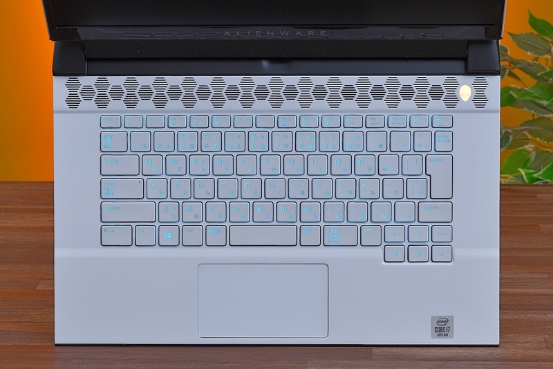 テンキーレスのキーボードレイアウトは余裕があり、方向キーなどの使いやすさにも配慮を感じる