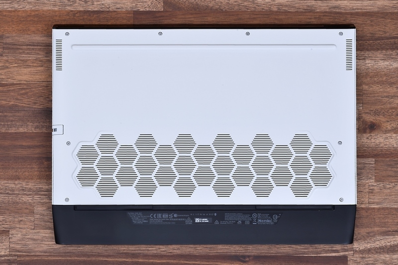 底面はハニカムデザインのスリットが広く空けられている