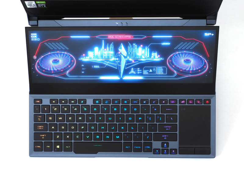 サブディスプレイの手前に配置されたキーボード。RGB LED搭載、83キー英語配列のゲーミング向け仕様