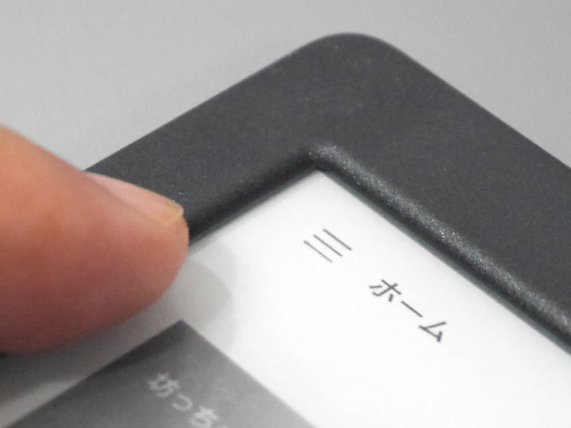 ベゼルは段差があるタイプ。ライトLEDは5個で、これはかつての「Kobo Aura Edition 2」と同じだ
