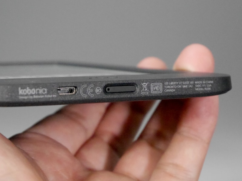 底面の電源ボタンはわずかにへこんでおり、強く押さないと指の腹では届かない