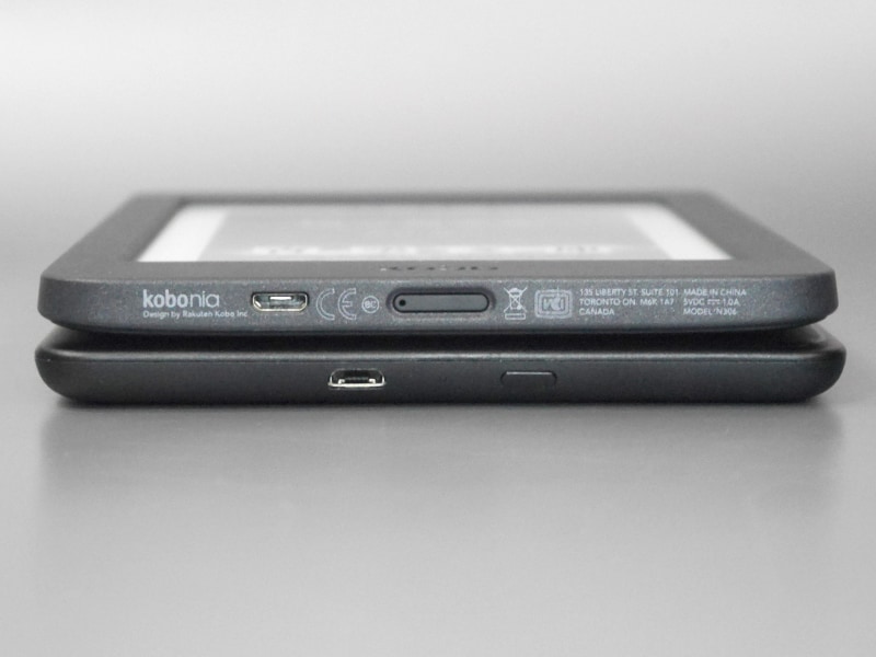 上が本製品、下が第10世代Kindle。ともに底面に電源ボタンとMicro USBポートを配置する