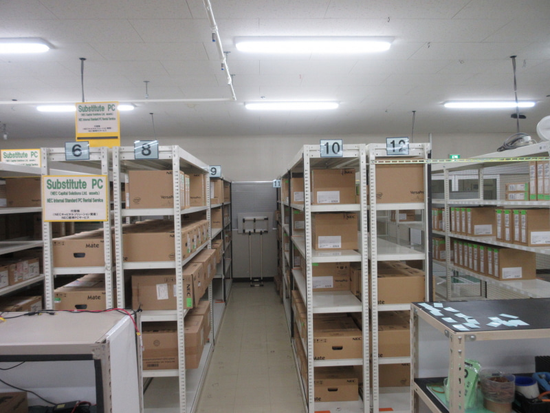 アセットマネジメントサービスで管理しているPCの数々。すぐに出荷できるようにしている