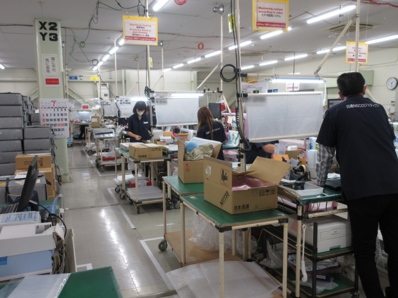 出荷作業を行なっている様子