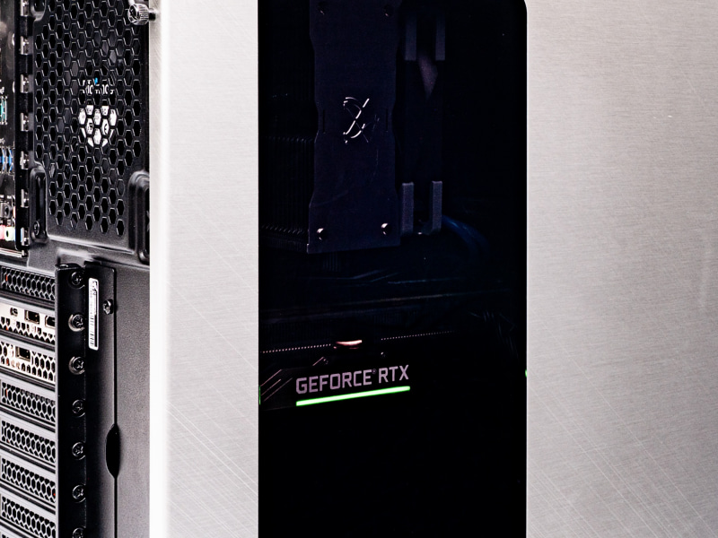 クリアウィンドウから内部のパーツを見ることができる