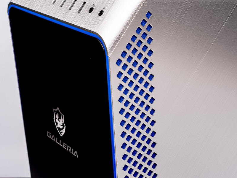 フロントマスクには逆U字型にRGB LEDバーを内蔵しており、電源を入れると光る