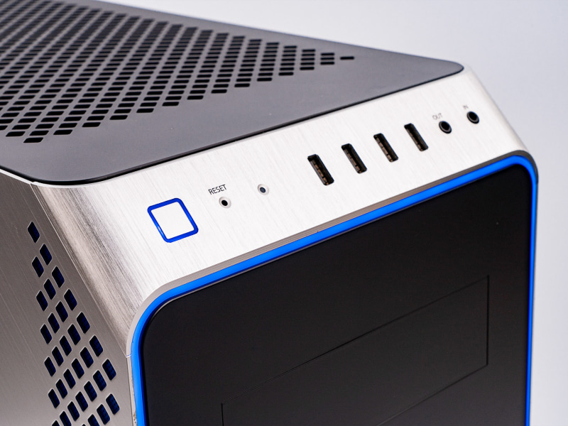 フロント端子は上部に45度の角度をつけて配置されている。4基のUSB 3.0、ヘッドフォン、マイクという内容