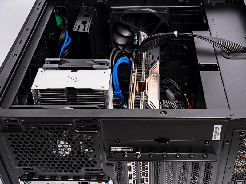 前面、天面、背面と3基搭載するファンはすべて140mmの大口径。低回転速度で大きな風量が稼げるため冷却性能、静音性両面に有利だ