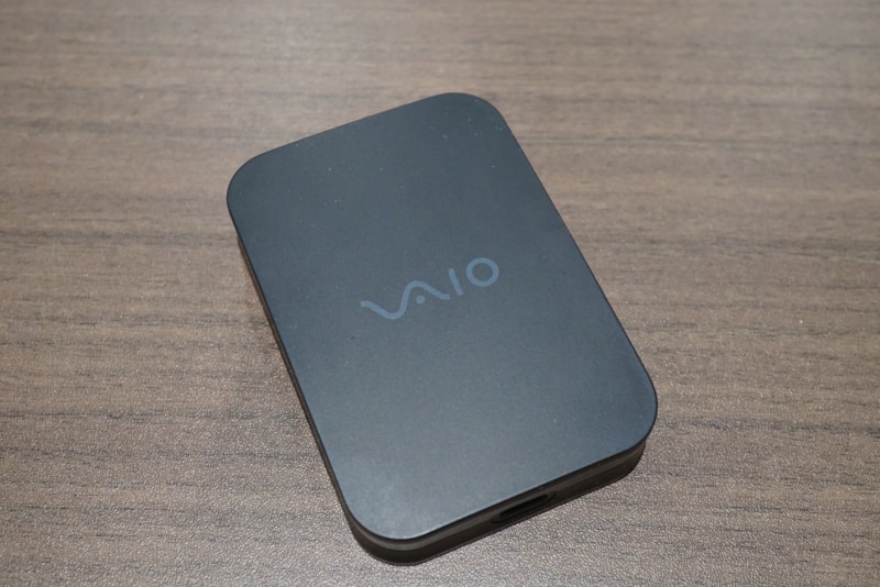 VAIOが販売しているUSB PD充電器「<a href="https://store.vaio.com/shop/g/g57228750/" class="n" target="_blank">RP-OPCF001</a>」。RAVPowerのODM。出力は5V/3A、9V/3A、12V/3A、15V/3A、20V/2.25Aに対応し、最大で45Wを供給できる