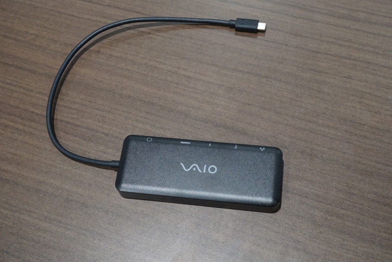 VAIOが販売している「<a href="https://store.vaio.com/shop/g/g57228751/" class="n" target="_blank">Type-C ドッキングステーション(VJ8PRA2)</a>」。USB Type-Cでは普通のデータだけでなく、ネットワーク通信、映像信号など、さまざまな規格のデータがやりとりされる