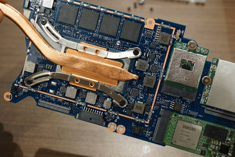 ヒートシンクが被せられたCPUとその電源回路周り