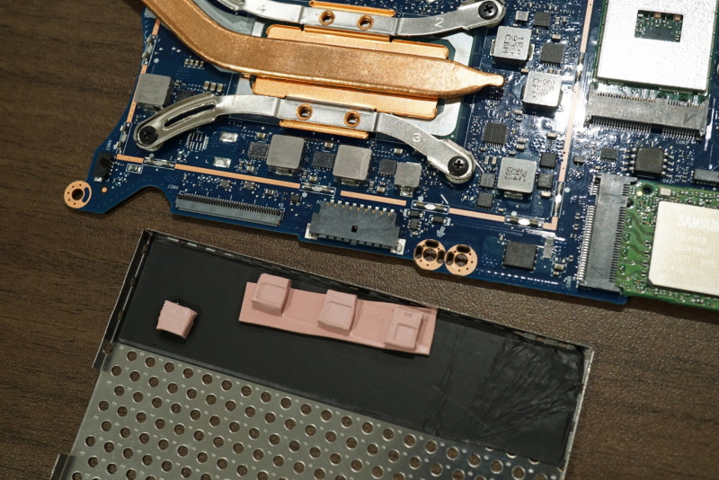レギュレータICに接触した熱伝導シートで熱を伝えるが、その部分の金属カバー部分を肉抜きするなどして少しでもエアフローを改善している