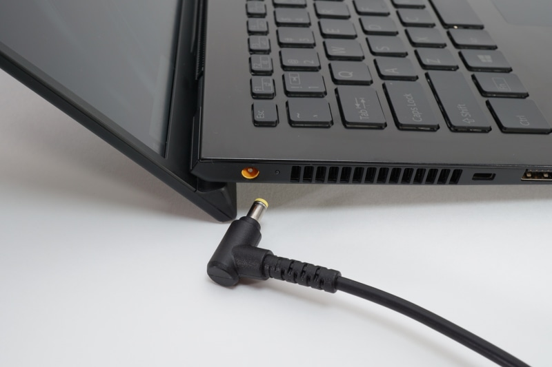 VAIO SX14の左側面にある丸形状のACアダプタのコネクタ。ACアダプタの出力は45W