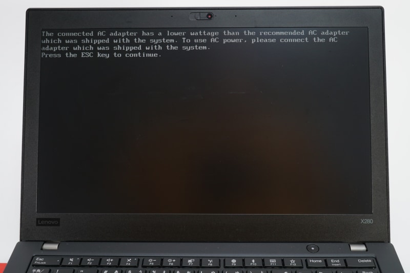 以前に使用していた別会社のノートパソコンでは、特定のUSB PD充電器において、仕様上の電力は十分大きいものの充電が行ないことがあった。画面は起動時に表示される警告メッセージで、充電器の電力が少ないと言っている