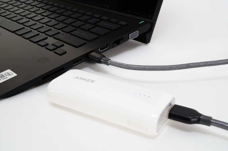 5Vアシスト充電機能を使えば、スマホ用の小電力なモバイルバッテリでもVAIO本体を充電できる