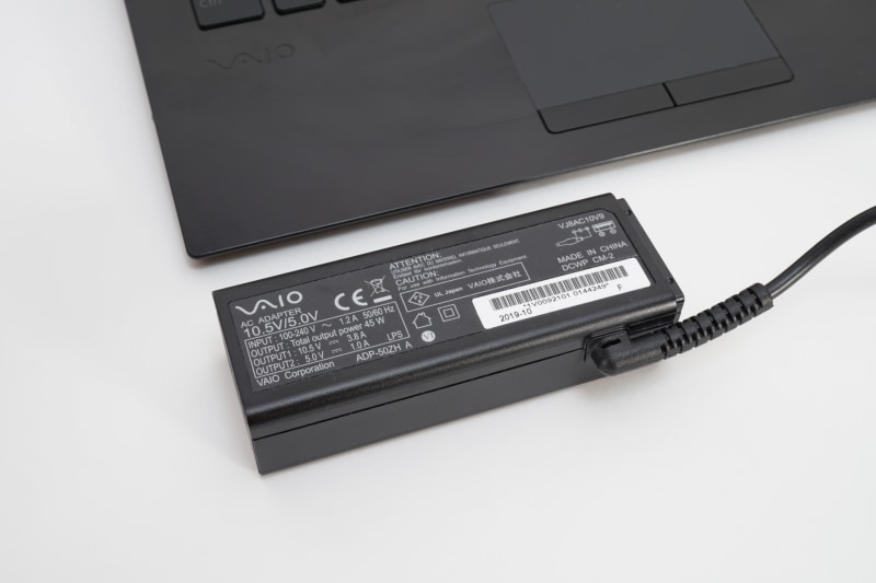 VAIO SX14に標準で付属しているACアダプタ。合計出力は45Wだが、USB Type-Aの充電用ポートを備えている変わった仕様で、USBで5Wを、パソコン側に約40W(10.5V/3.8A)を出力する