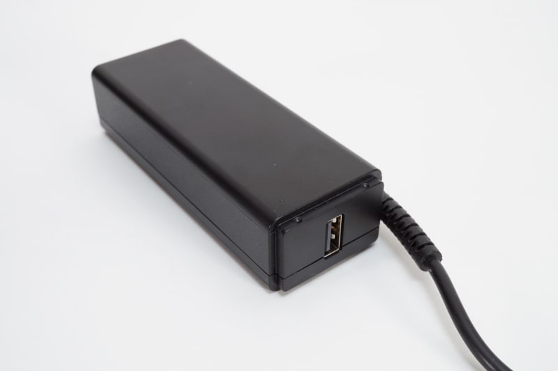 VAIO SX14に標準で付属しているACアダプタ。合計出力は45Wだが、USB Type-Aの充電用ポートを備えている変わった仕様で、USBで5Wを、パソコン側に約40W(10.5V/3.8A)を出力する